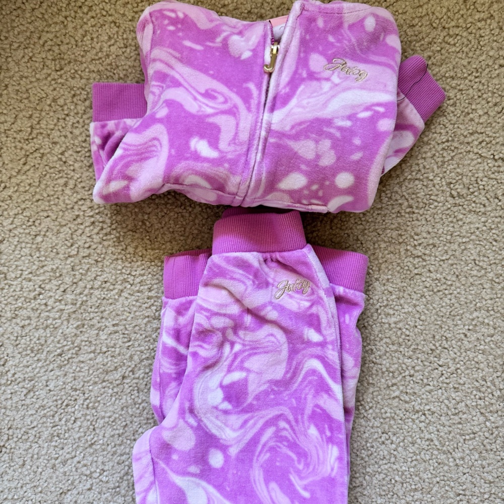 💜 Juicy Couture Kids Tie-Dye Velour Tracksuit – Sizes Available: 4T and 5 🤍 - Picture 3 of 8